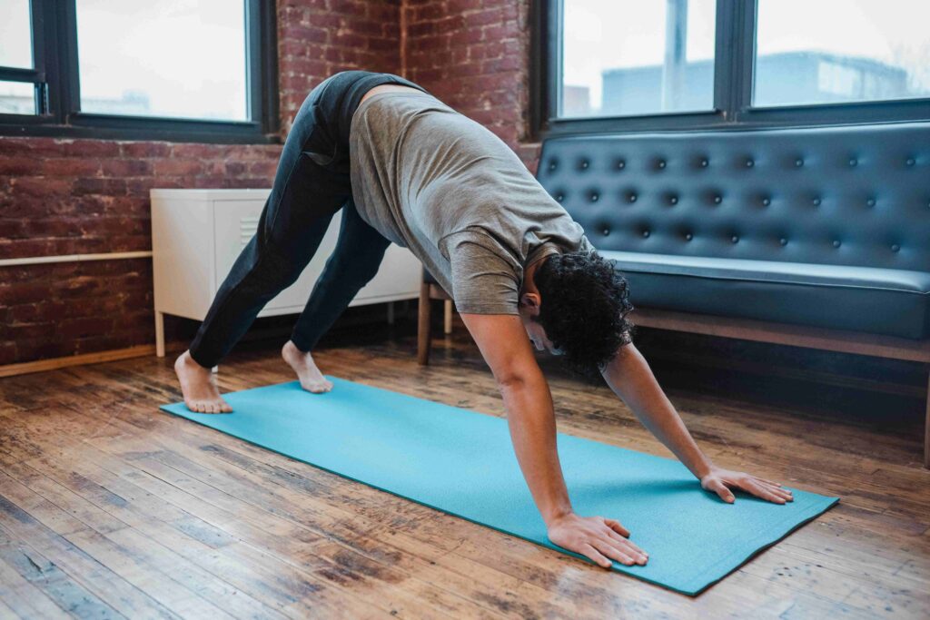 Yoga: postura invertida de ombros trabalha o sétimo chackra