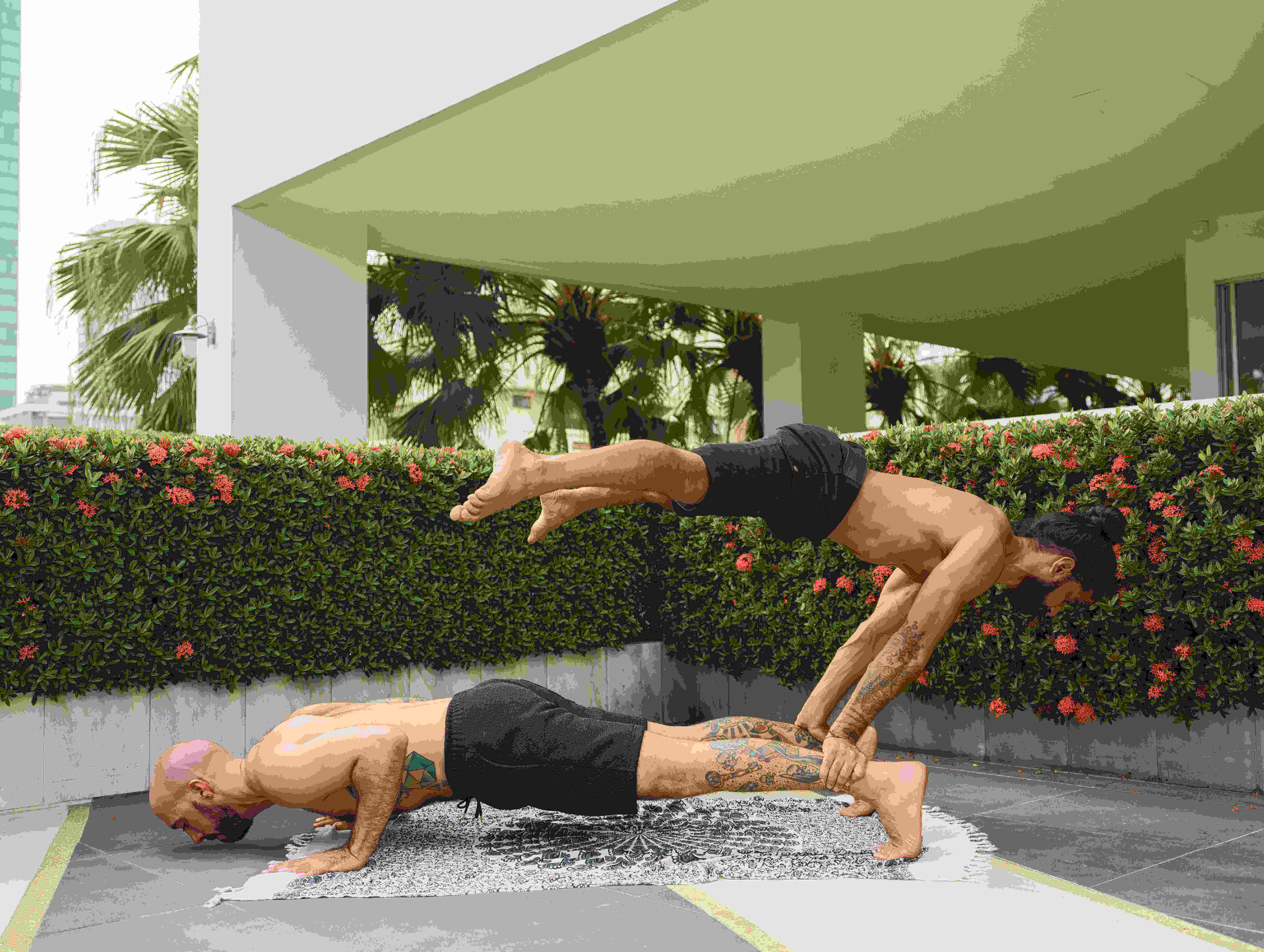 Posturas avançadas de yoga para você se desafiar